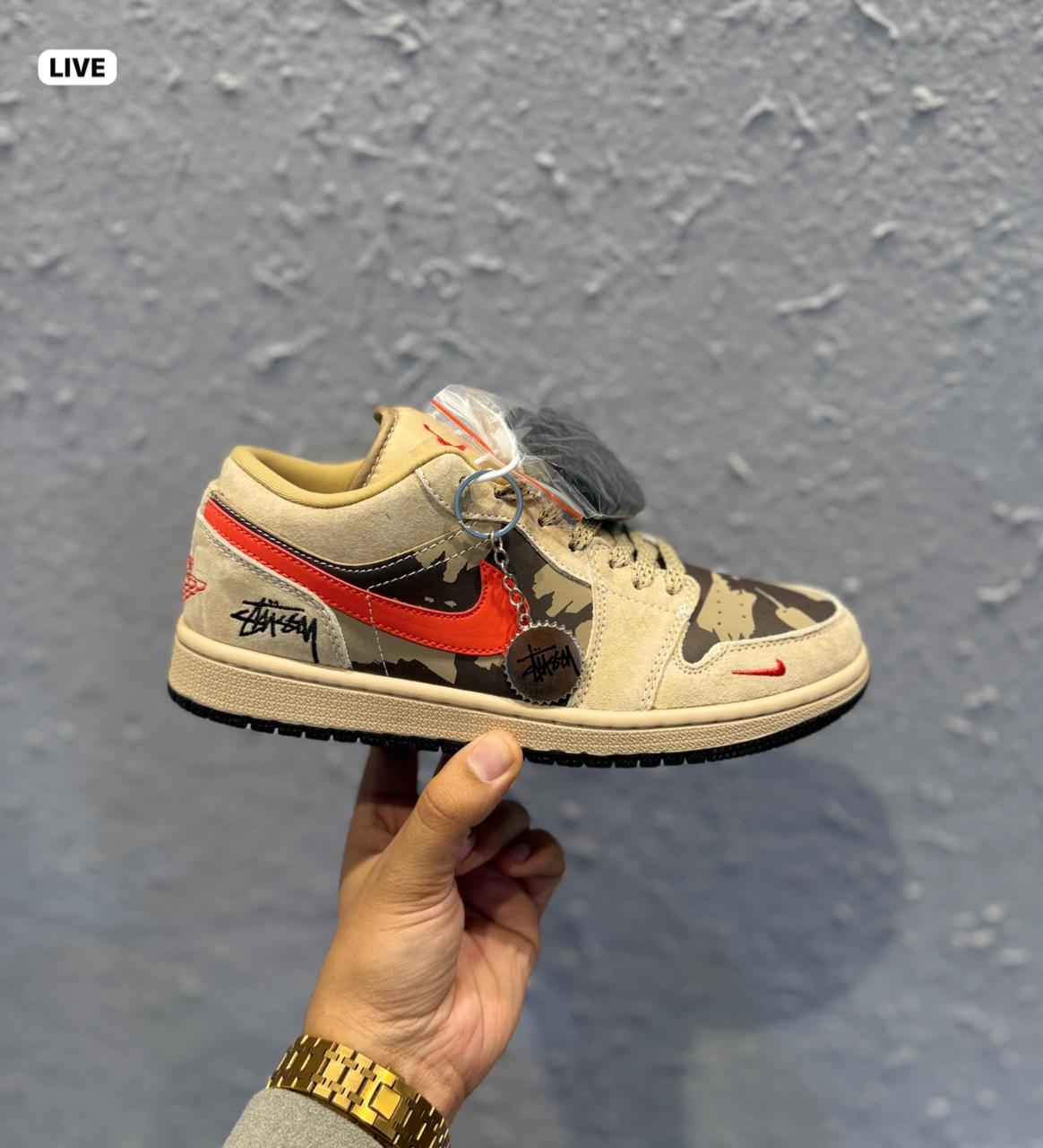 AIR JORDANS RETRO 1 LOW STUSSY X TRAVIS CAMO