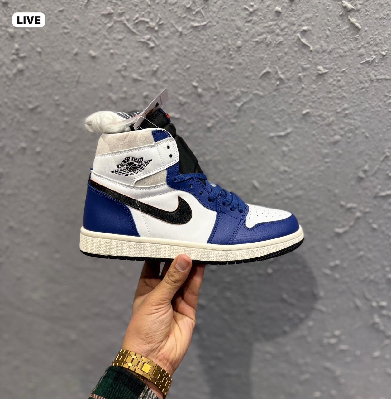 AIR JORDANS RETRO 1 MID RARE AIR ROYAL