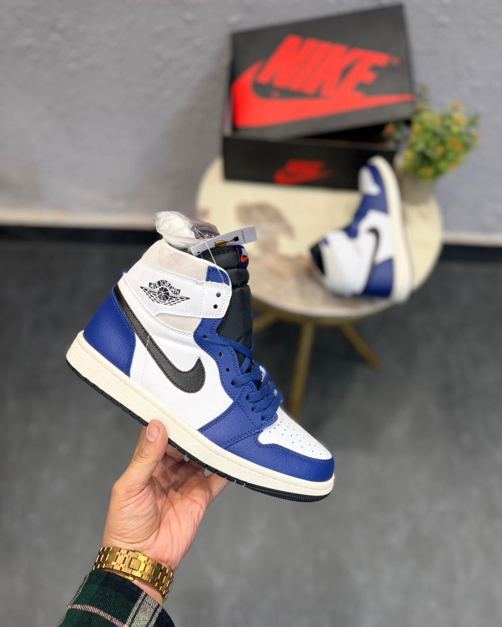 AIR JORDANS RETRO 1 MID RARE AIR ROYAL
