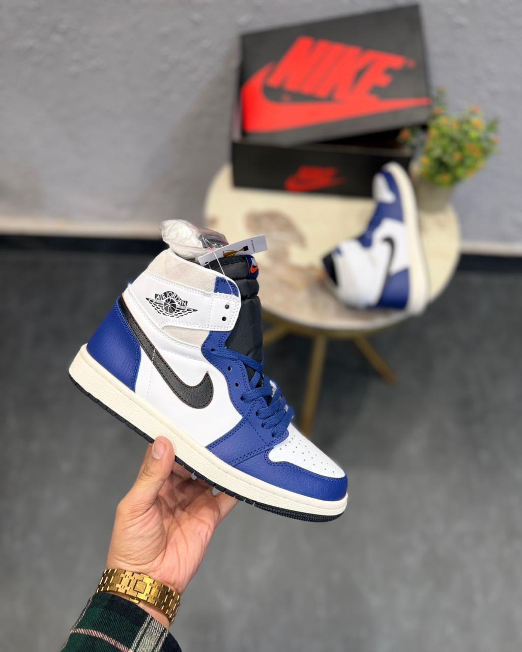 AIR JORDANS RETRO 1 MID RARE AIR ROYAL