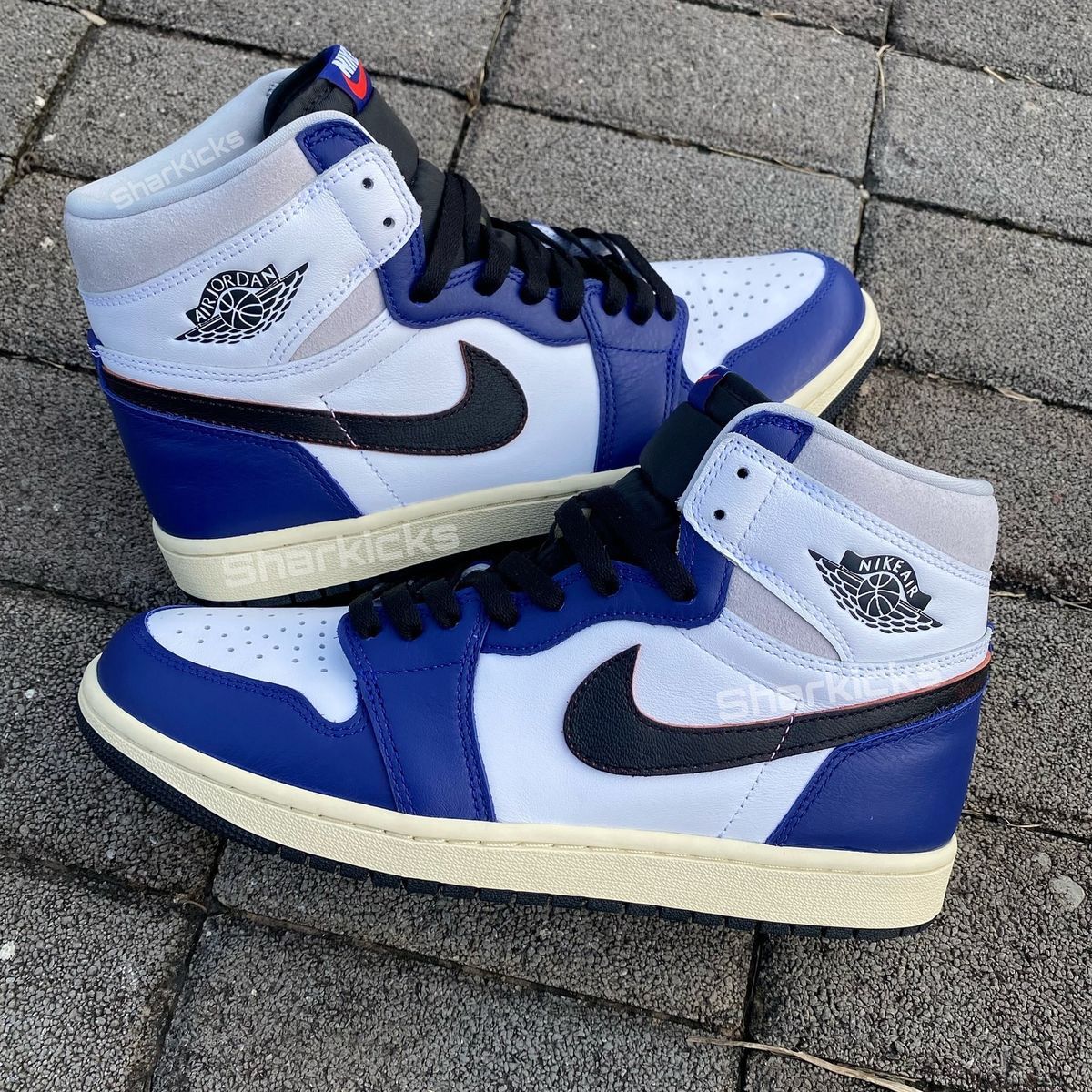 AIR JORDANS RETRO 1 MID RARE AIR ROYAL