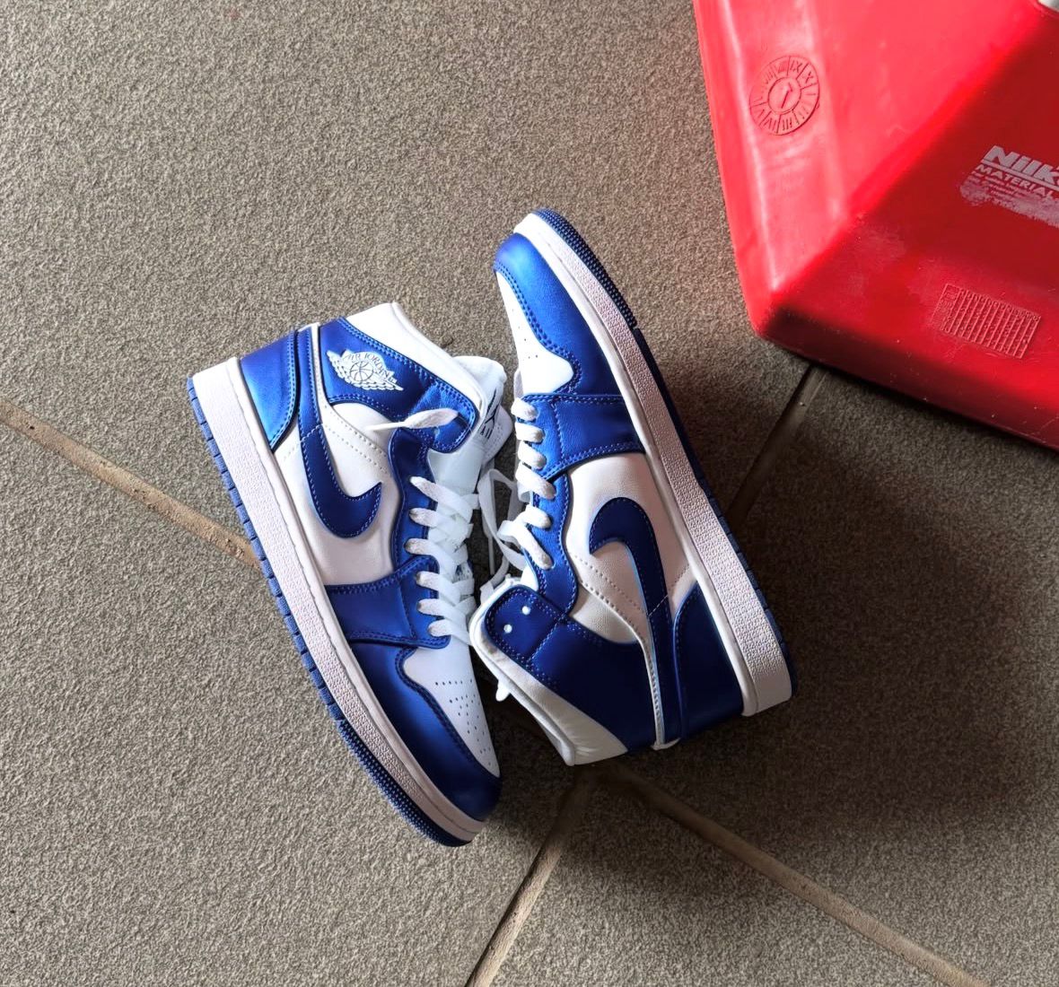 AIR JORDANS RETRO 1 MID ROYAL BLUE