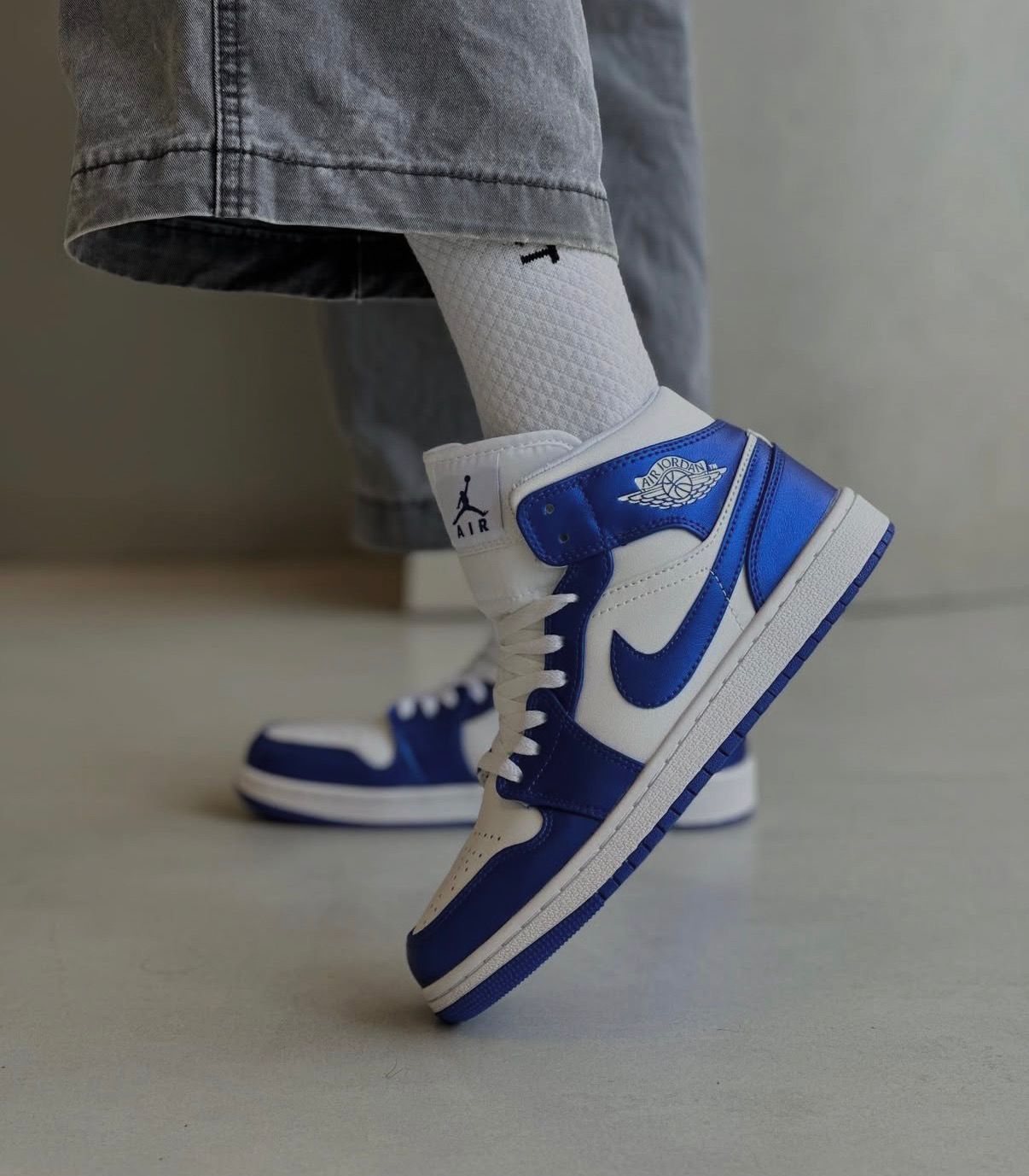 AIR JORDANS RETRO 1 MID ROYAL BLUE