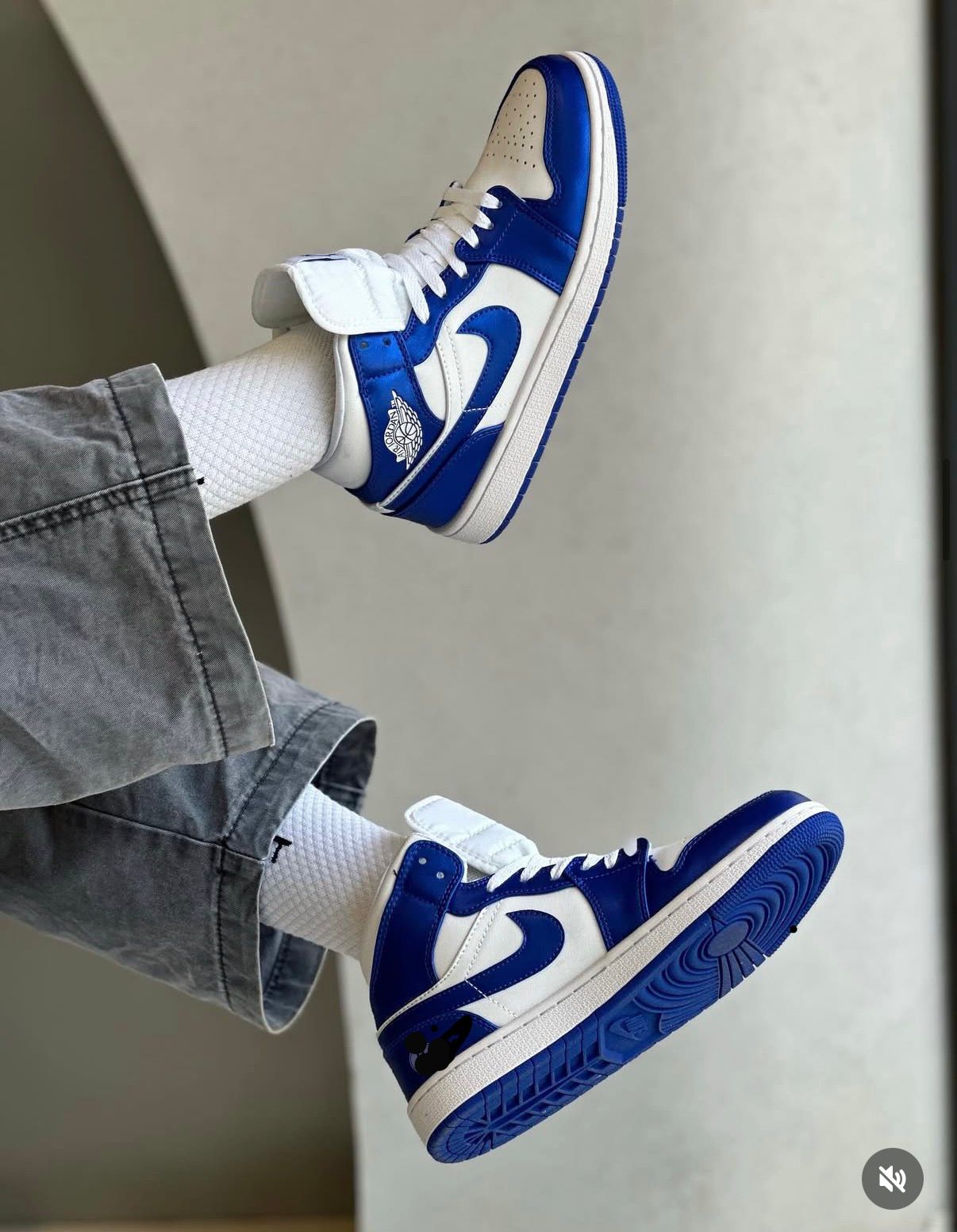 AIR JORDANS RETRO 1 MID ROYAL BLUE