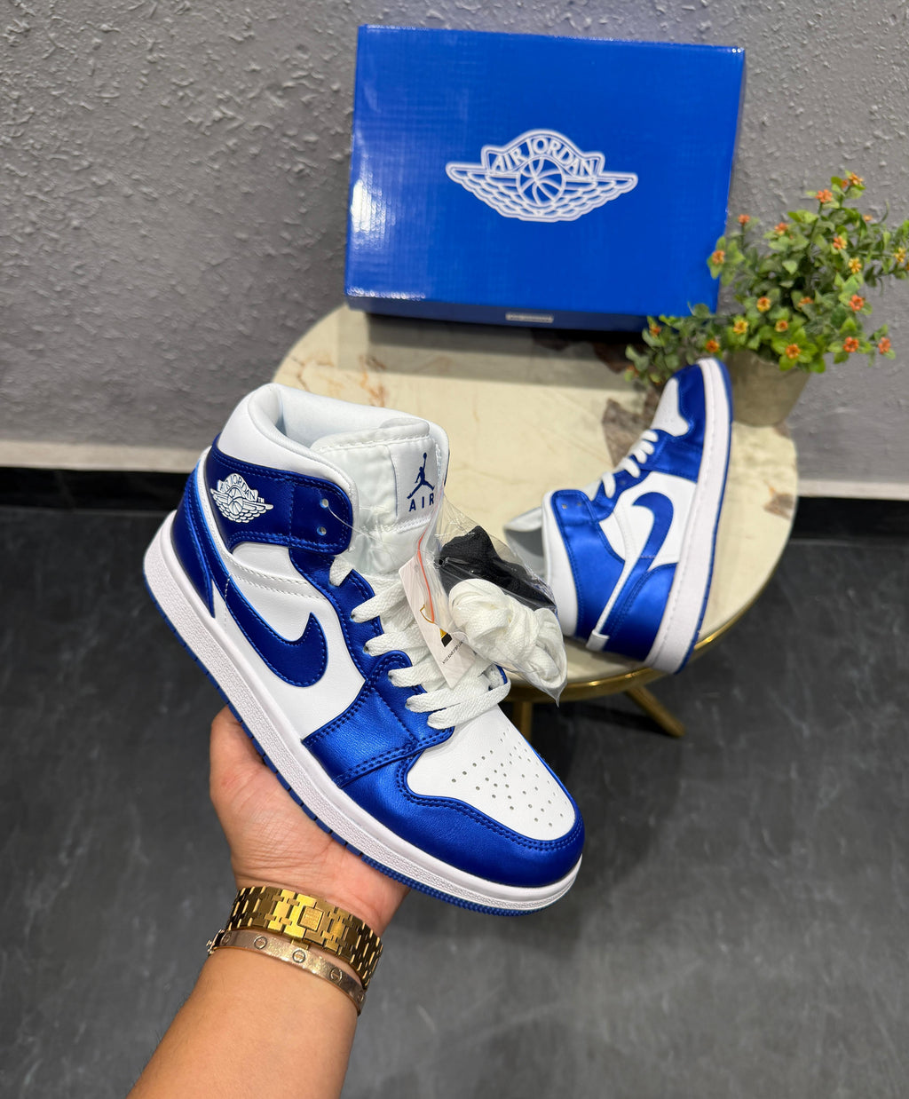 AIR JORDANS RETRO 1 MID ROYAL BLUE