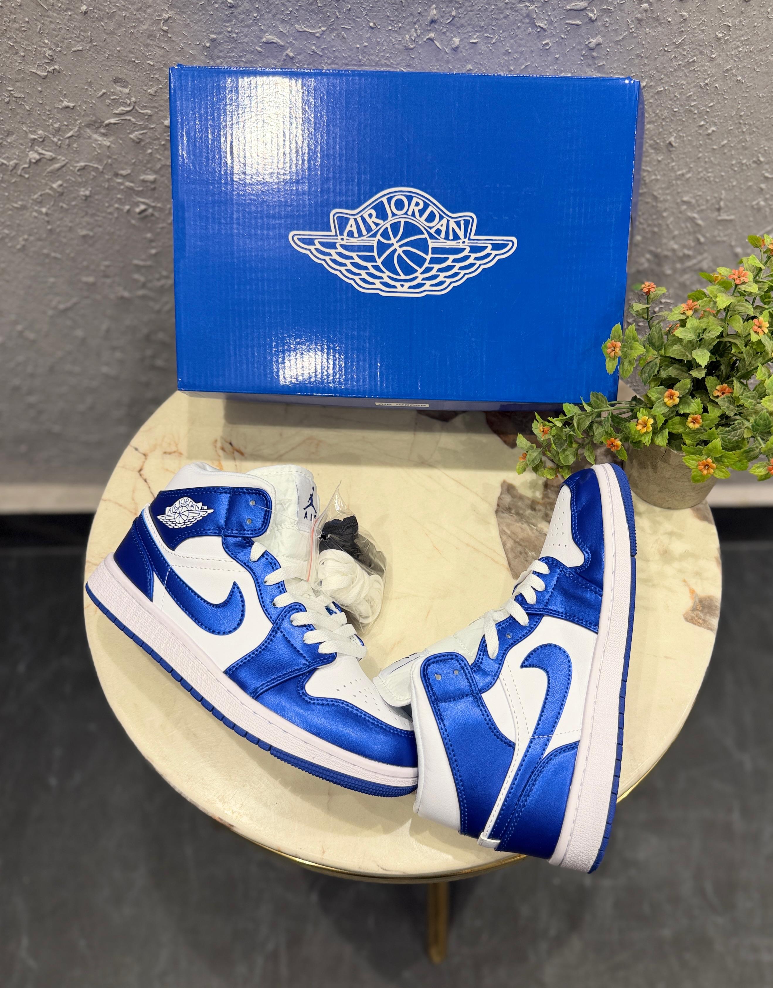 AIR JORDANS RETRO 1 MID ROYAL BLUE