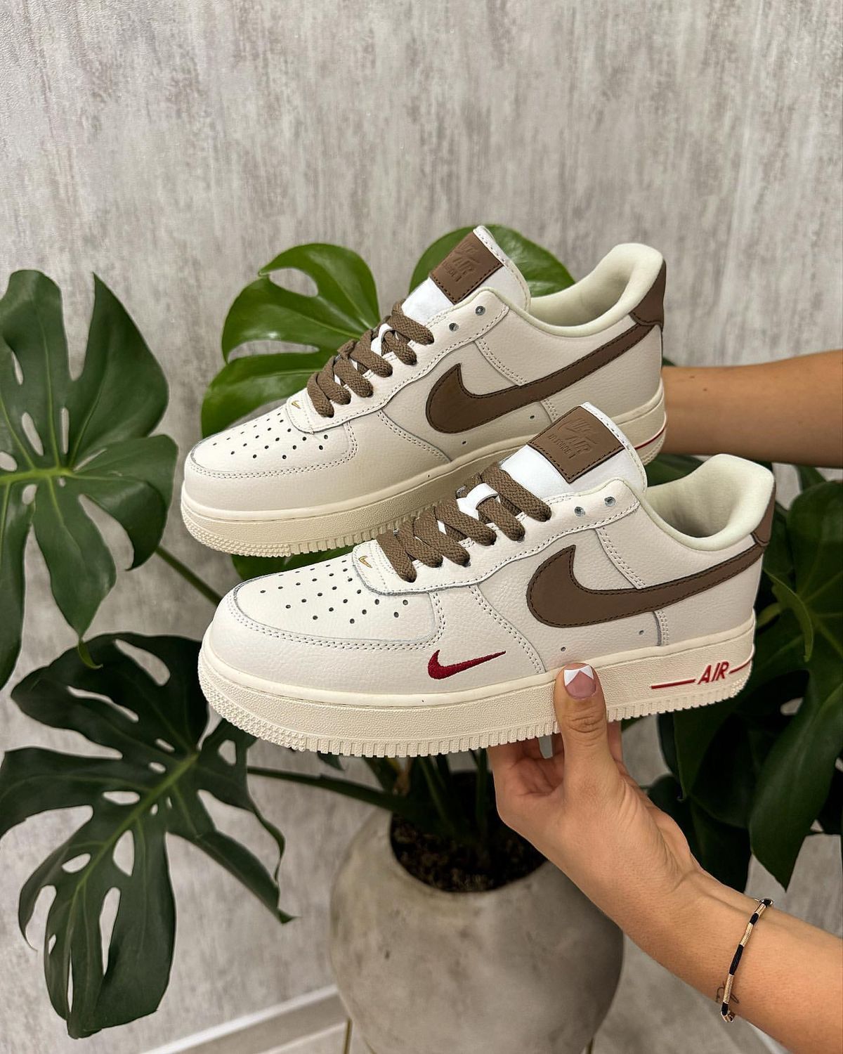 NIKE AIRFORCE BROWN SWOOSH
