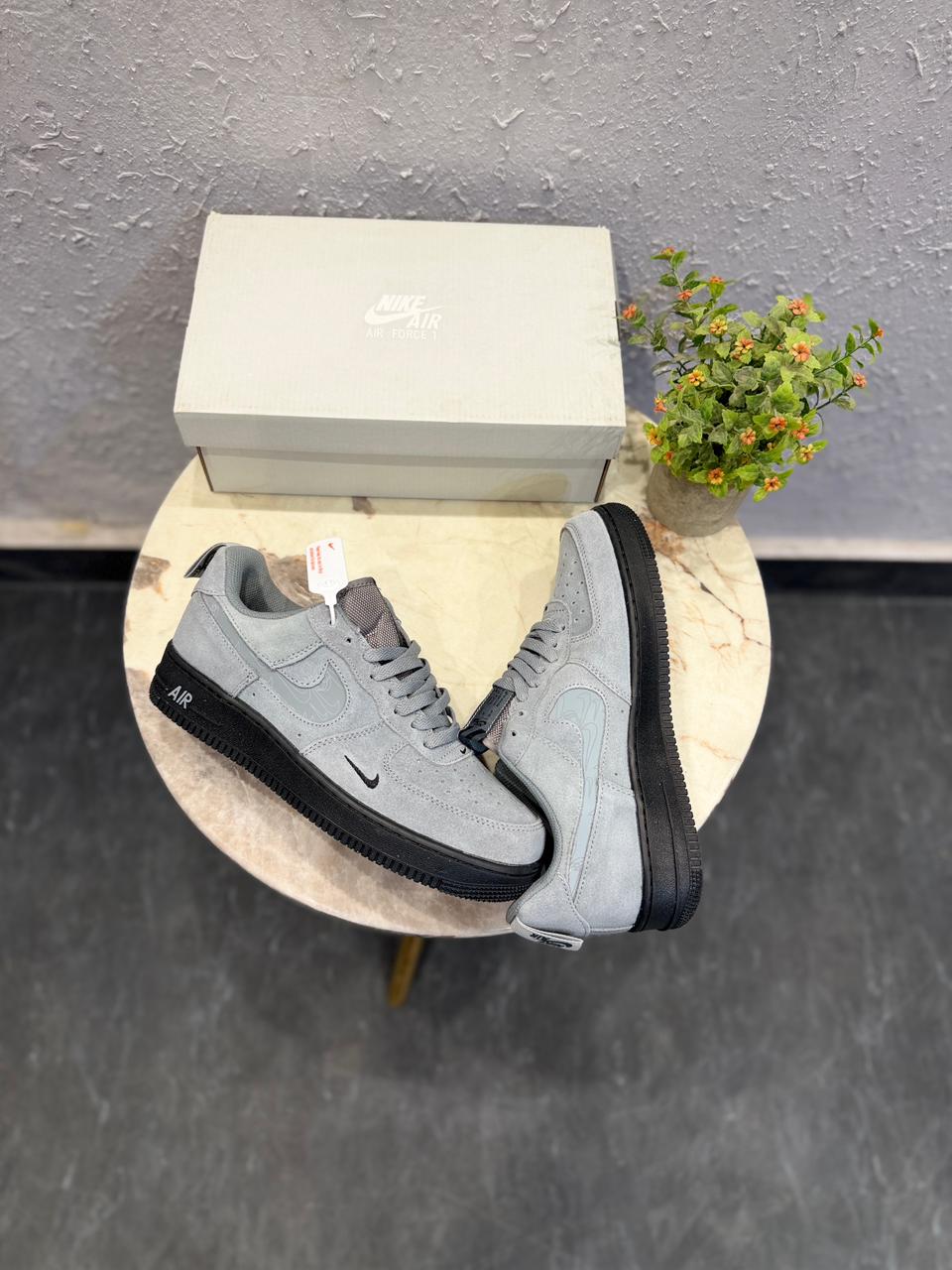 NIKE AIRFORCE LV8 GREY BLACK