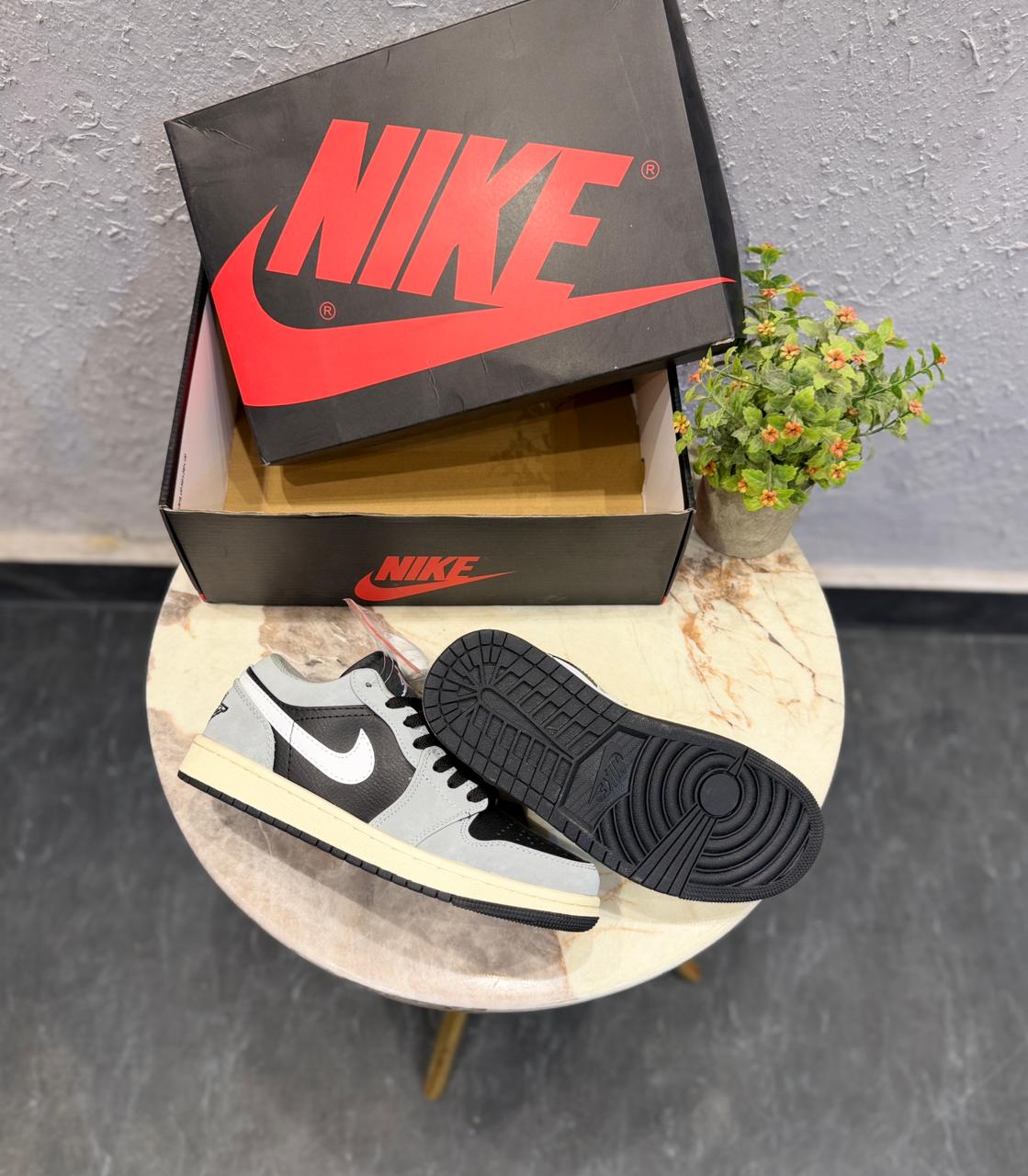 AIR JORDANS RETRO 1 LOW REVERSE SHADOW