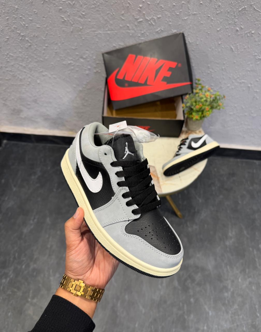 AIR JORDANS RETRO 1 LOW REVERSE SHADOW