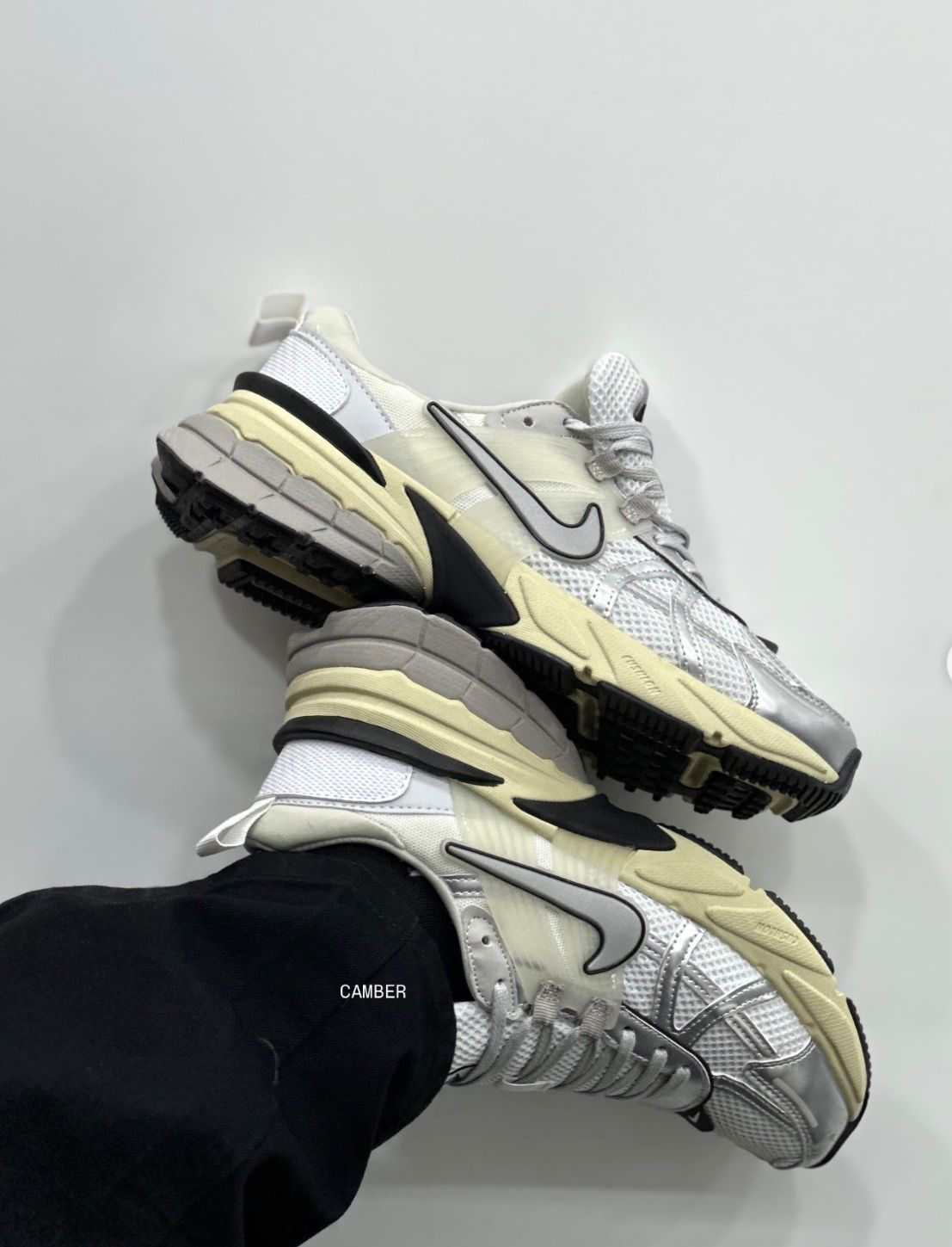 NIKE V2K RUN METALLIC GIRLS