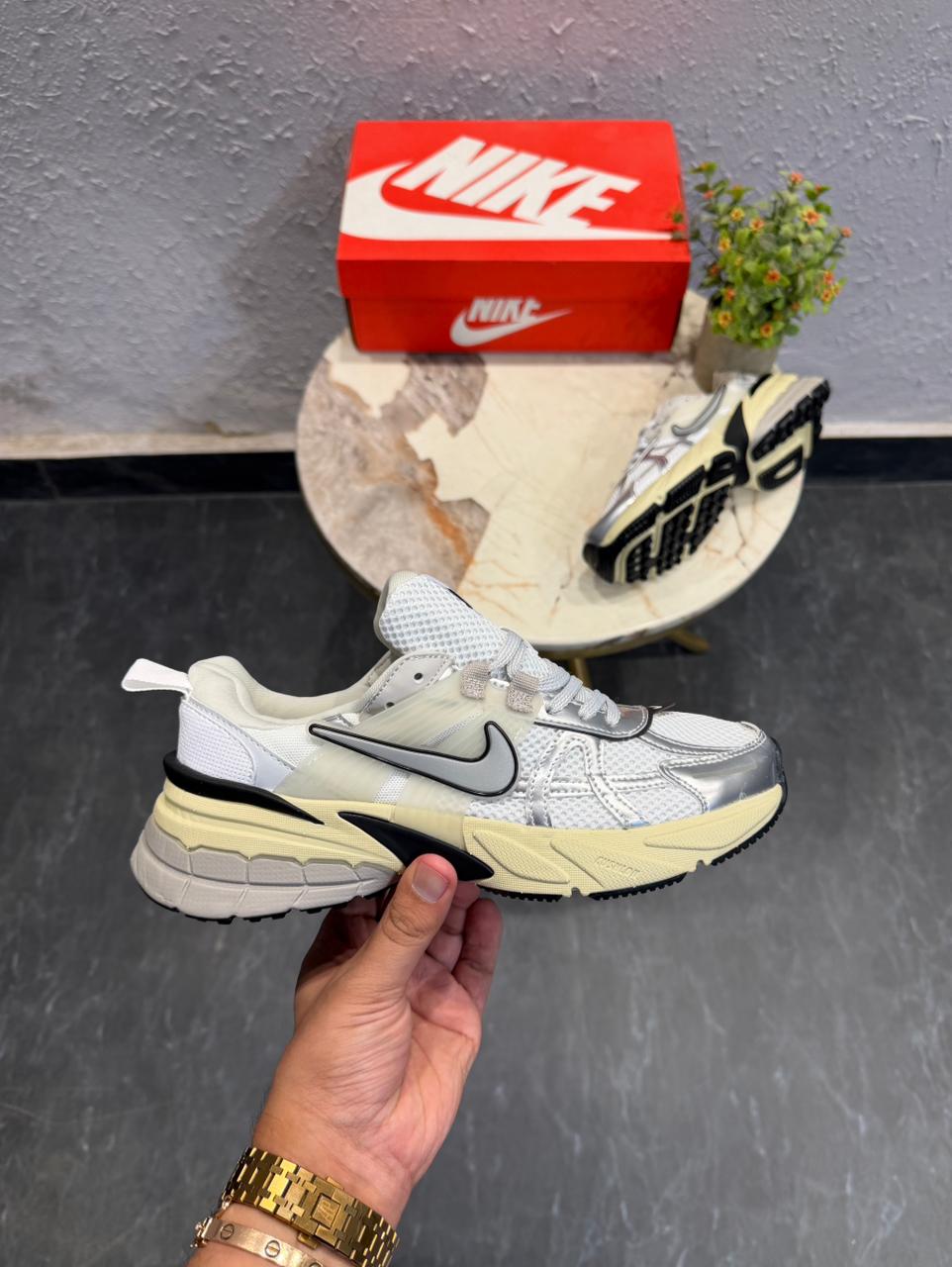 NIKE V2K RUN METALLIC GIRLS