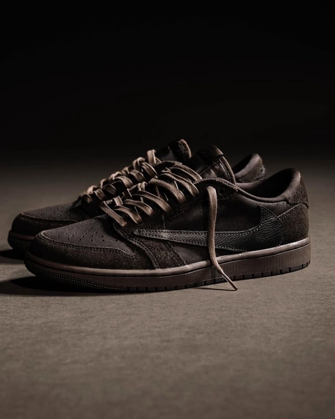 AIR JORDANS RETRO TRAVIS SCOTT REVERSE VELVET