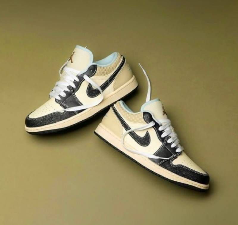 AIR JORDANS RETRO 1 LOW COCONUT MILK