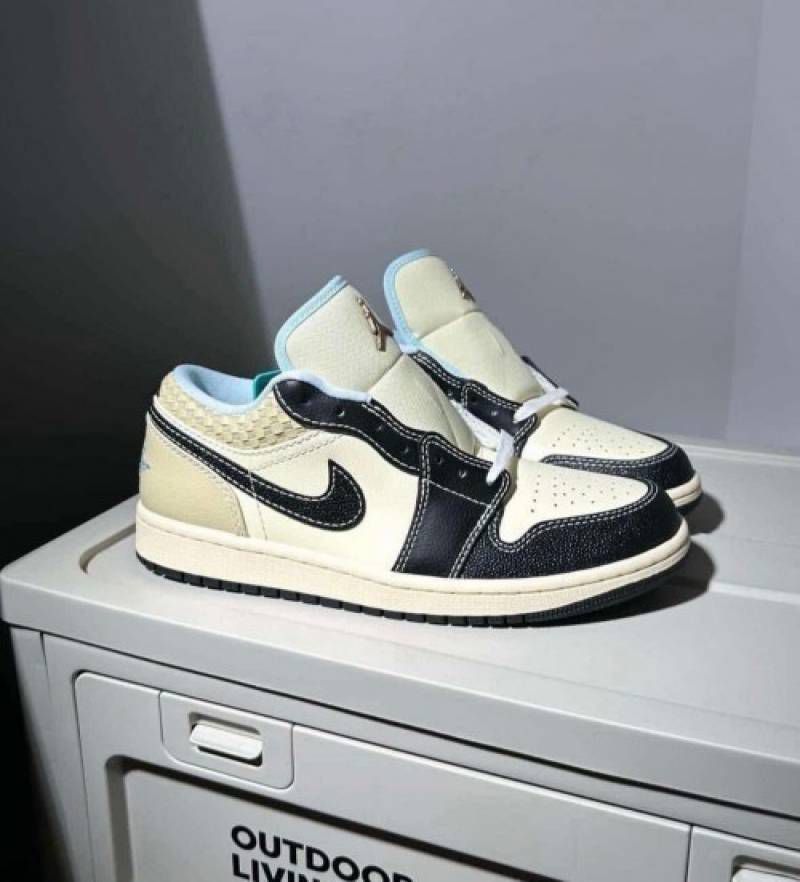 AIR JORDANS RETRO 1 LOW COCONUT MILK