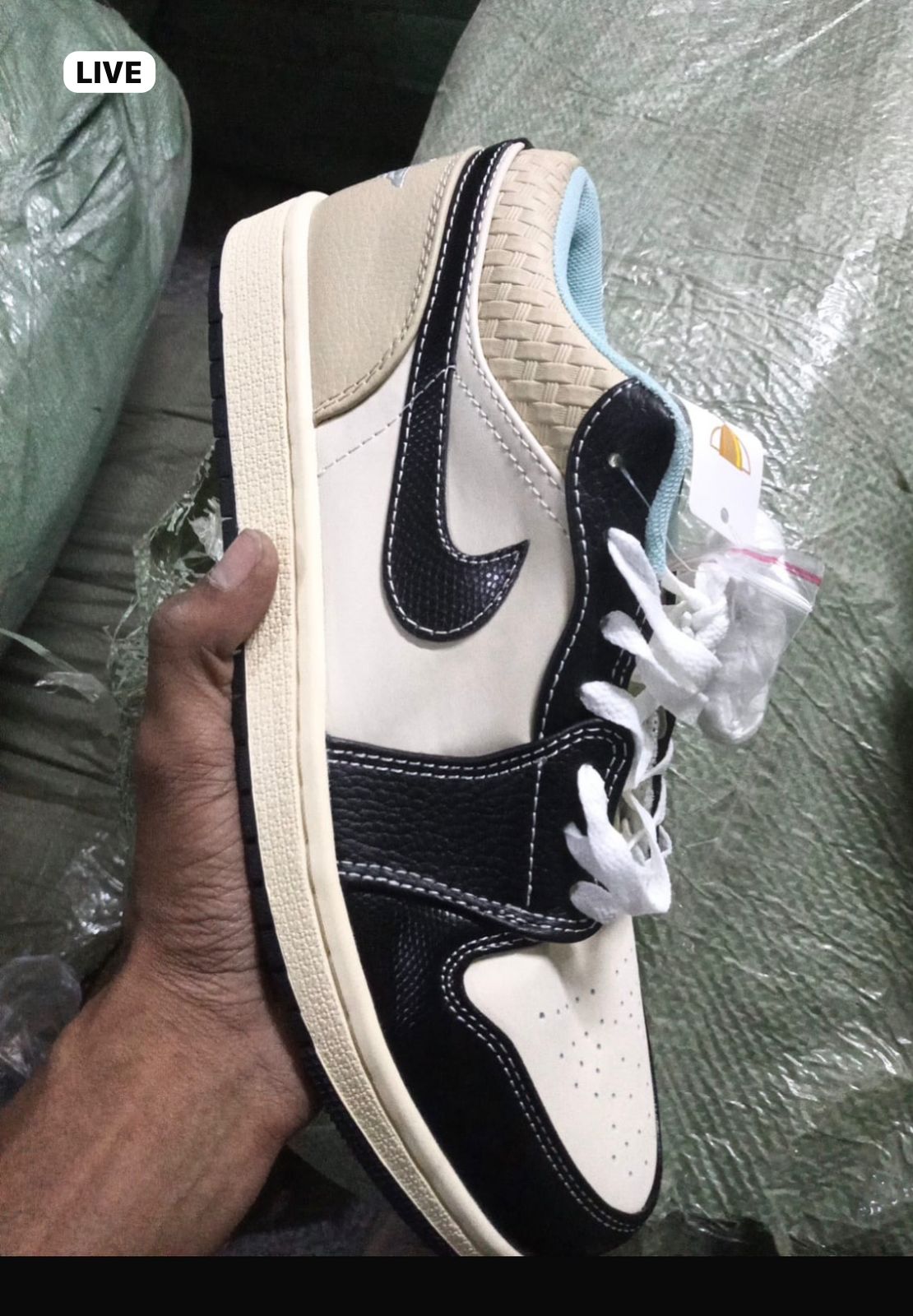 AIR JORDANS RETRO 1 LOW COCONUT MILK