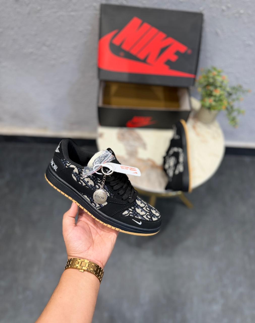 AIR JORDANS RETRO 1 REVERSE TRAVIS X DIOR