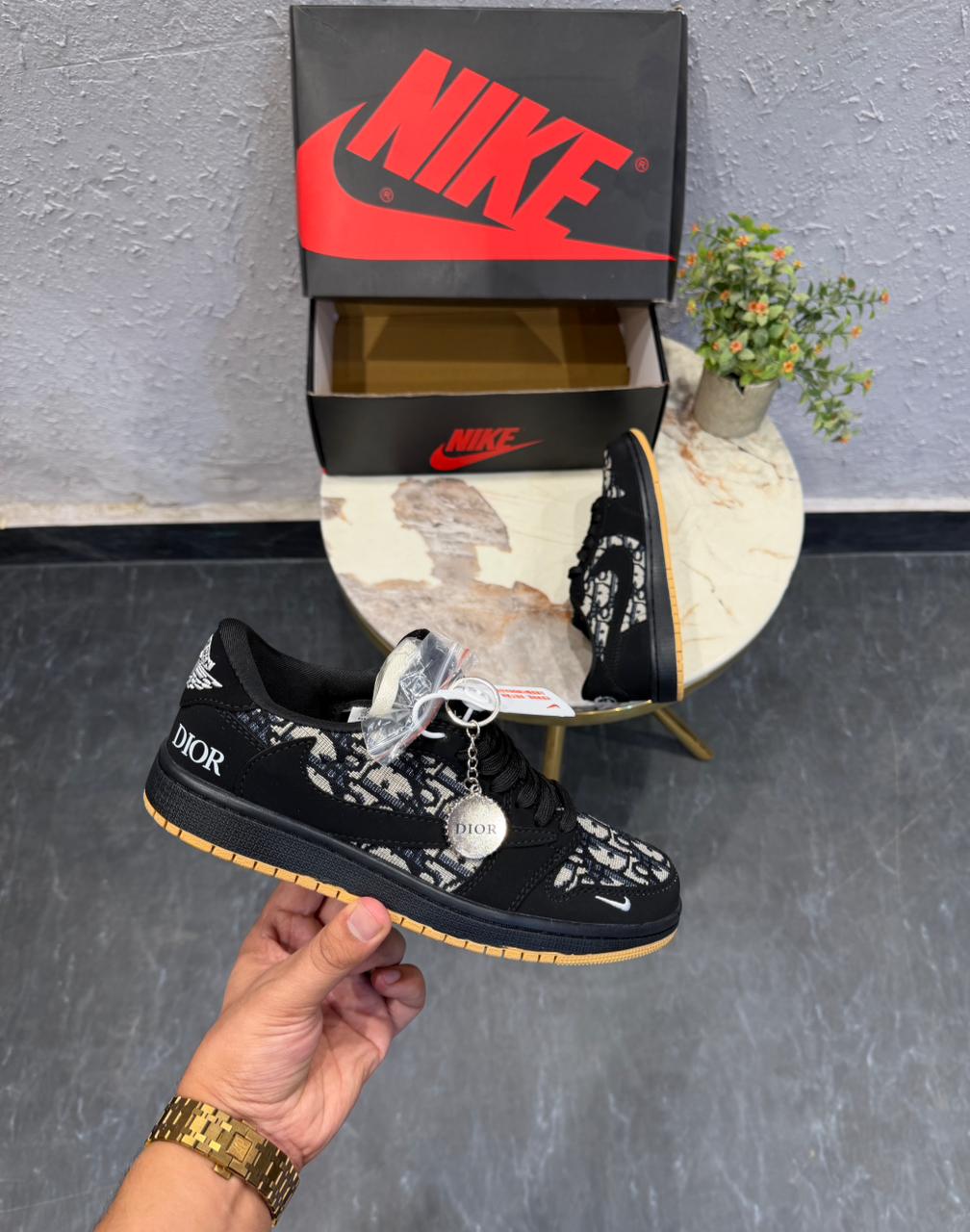 AIR JORDANS RETRO 1 REVERSE TRAVIS X DIOR