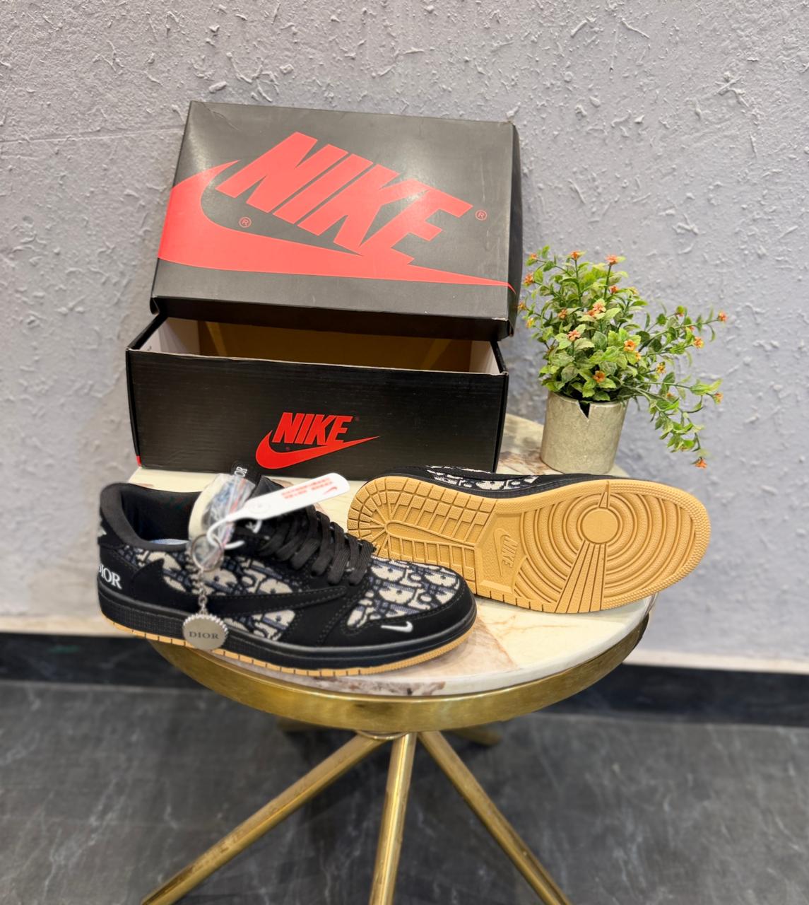 AIR JORDANS RETRO 1 REVERSE TRAVIS X DIOR