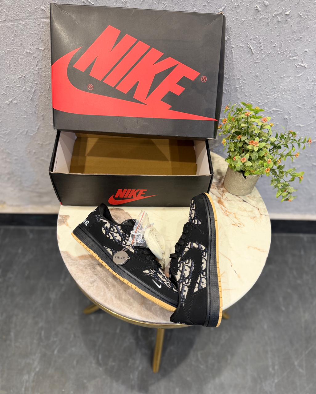 AIR JORDANS RETRO 1 REVERSE TRAVIS X DIOR