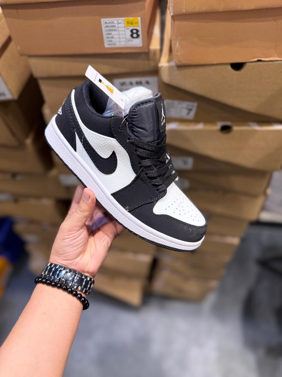 AIR JORDANS RETRO 1 LOW SUEDE PANDA