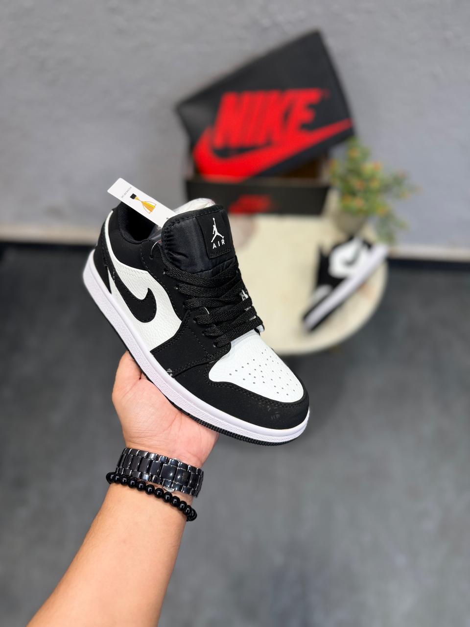 AIR JORDANS RETRO 1 LOW SUEDE PANDA