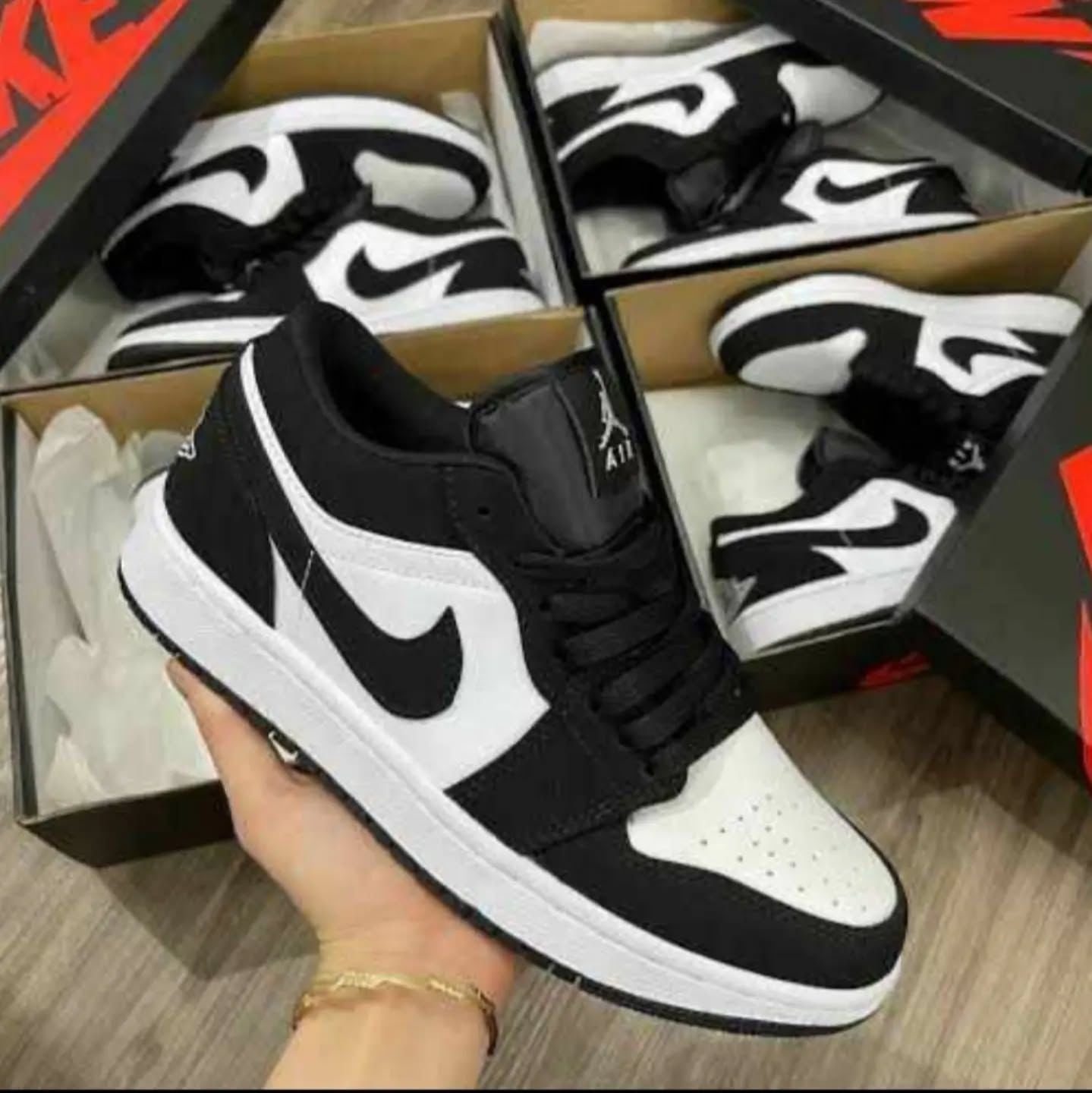 AIR JORDANS RETRO 1 LOW SUEDE PANDA