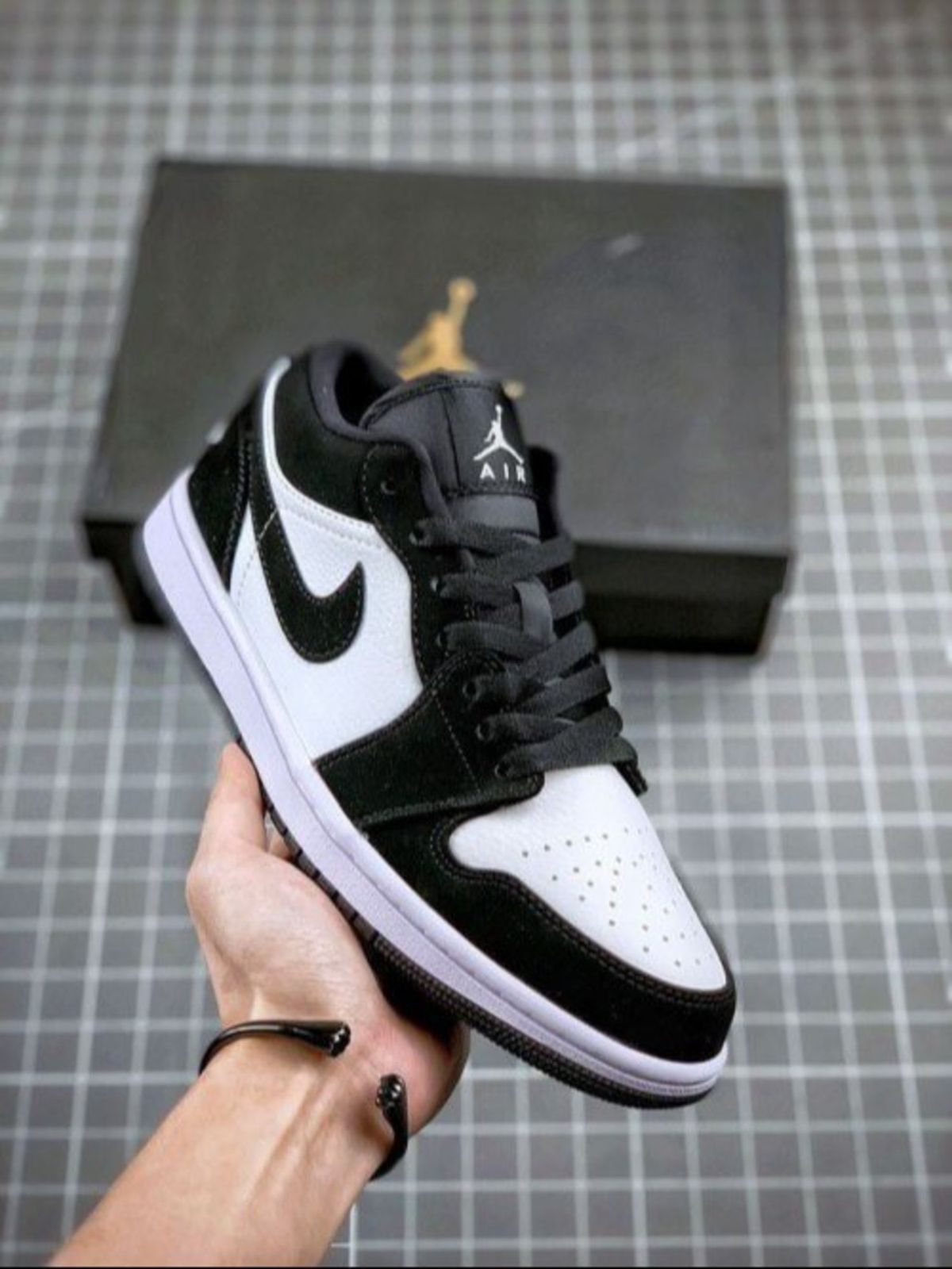 AIR JORDANS RETRO 1 LOW SUEDE PANDA