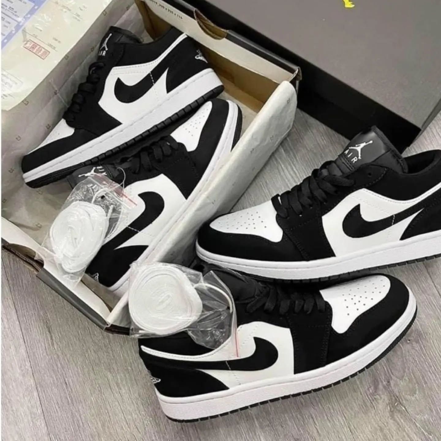 AIR JORDANS RETRO 1 LOW SUEDE PANDA