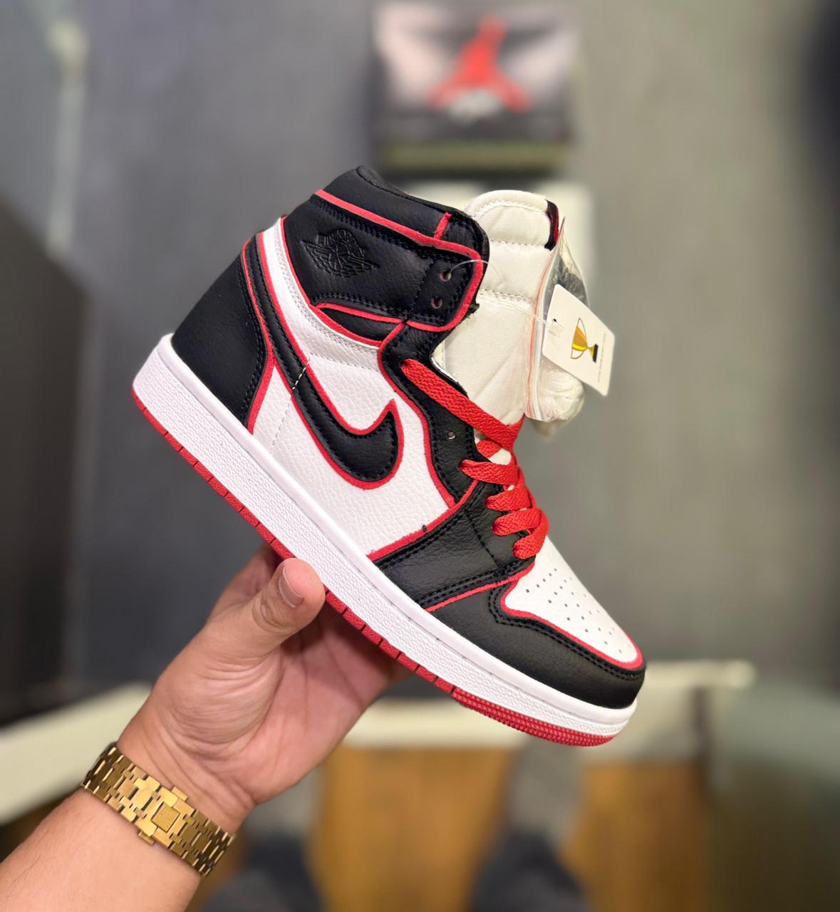 AIR JORDANS RETRO 1 MID BLOODLINE
