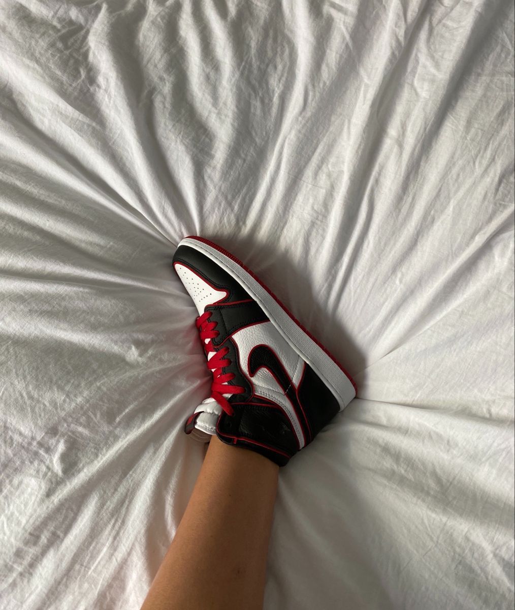 AIR JORDANS RETRO 1 MID BLOODLINE