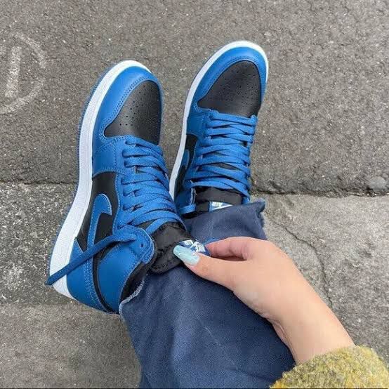 AIR JORDANS RETRO 1 MID MARINA BLUE
