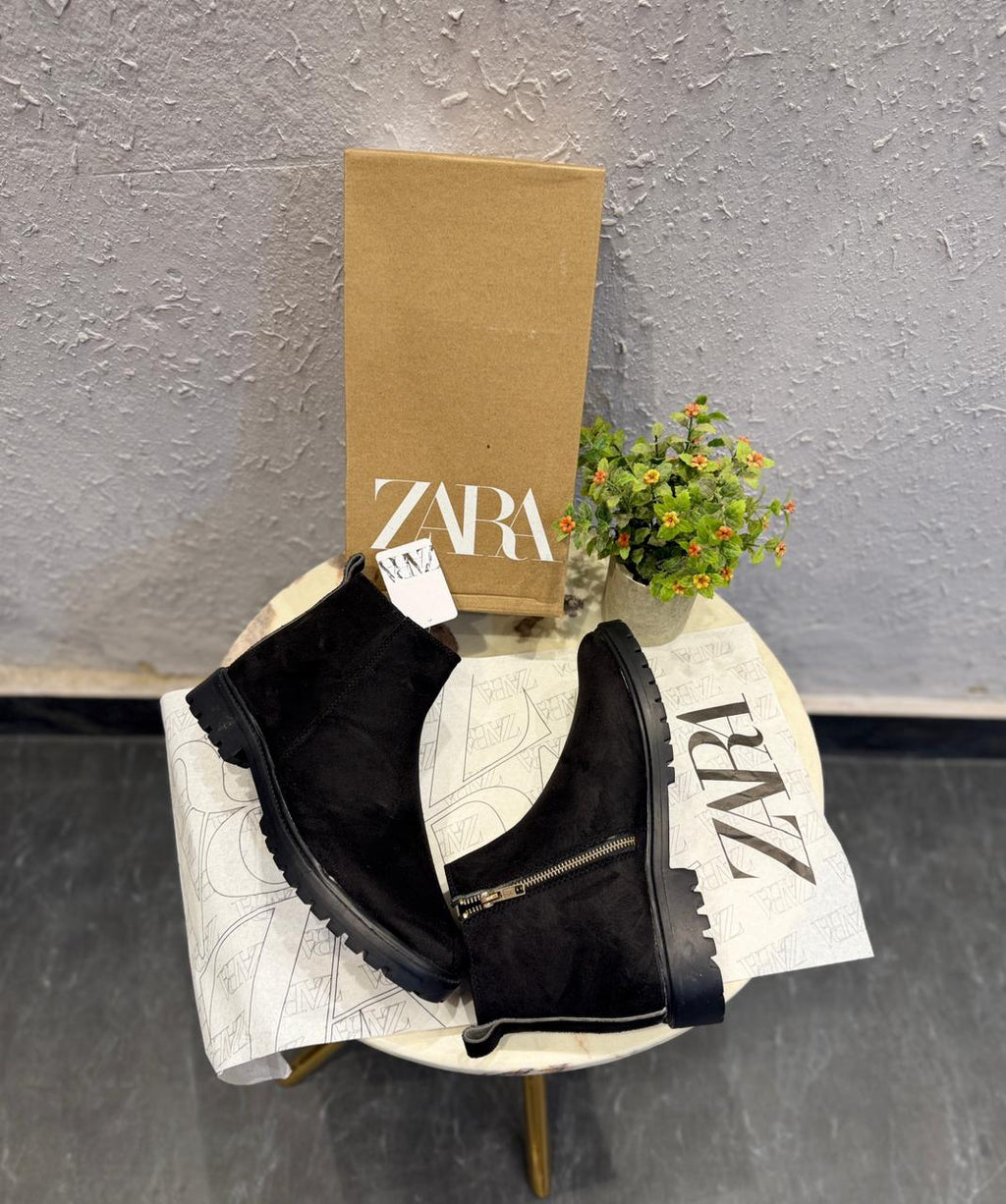 ZARA SUEDE BLACK GOLD ZIPPY