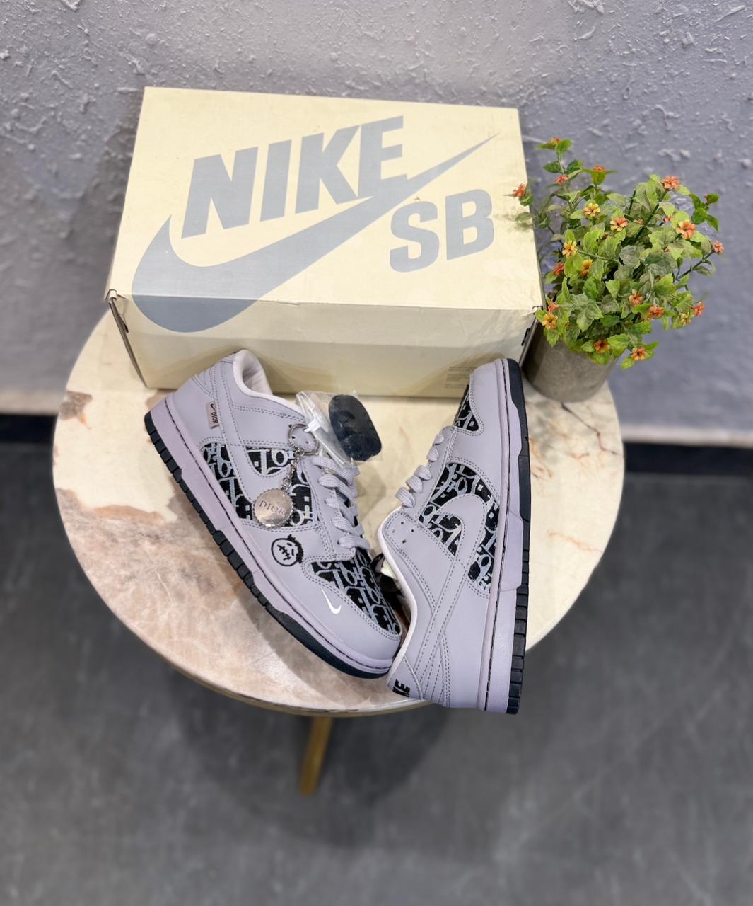 NIKE SB DUNK DIOR X KAWS 2025