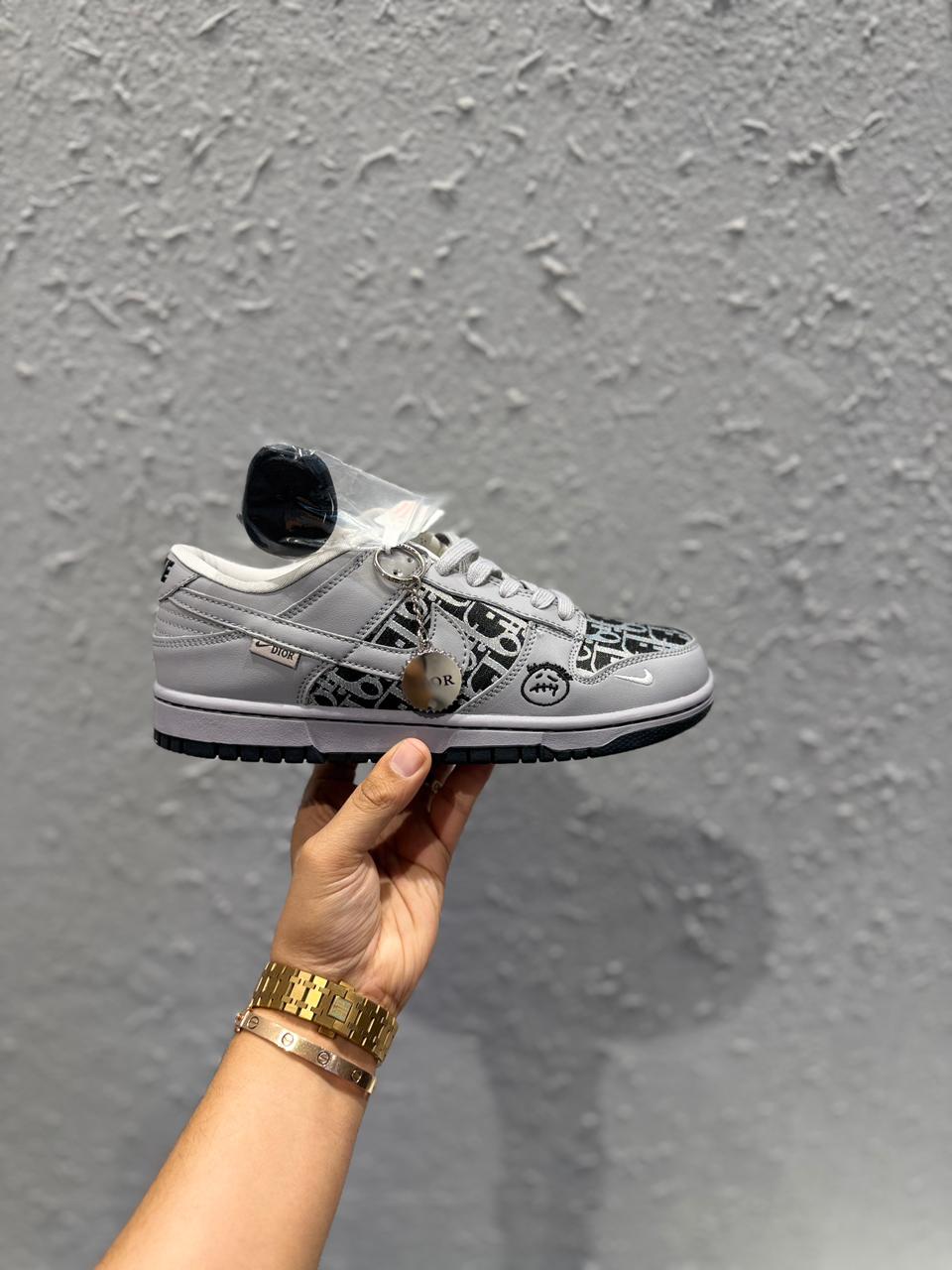 NIKE SB DUNK DIOR X KAWS 2025