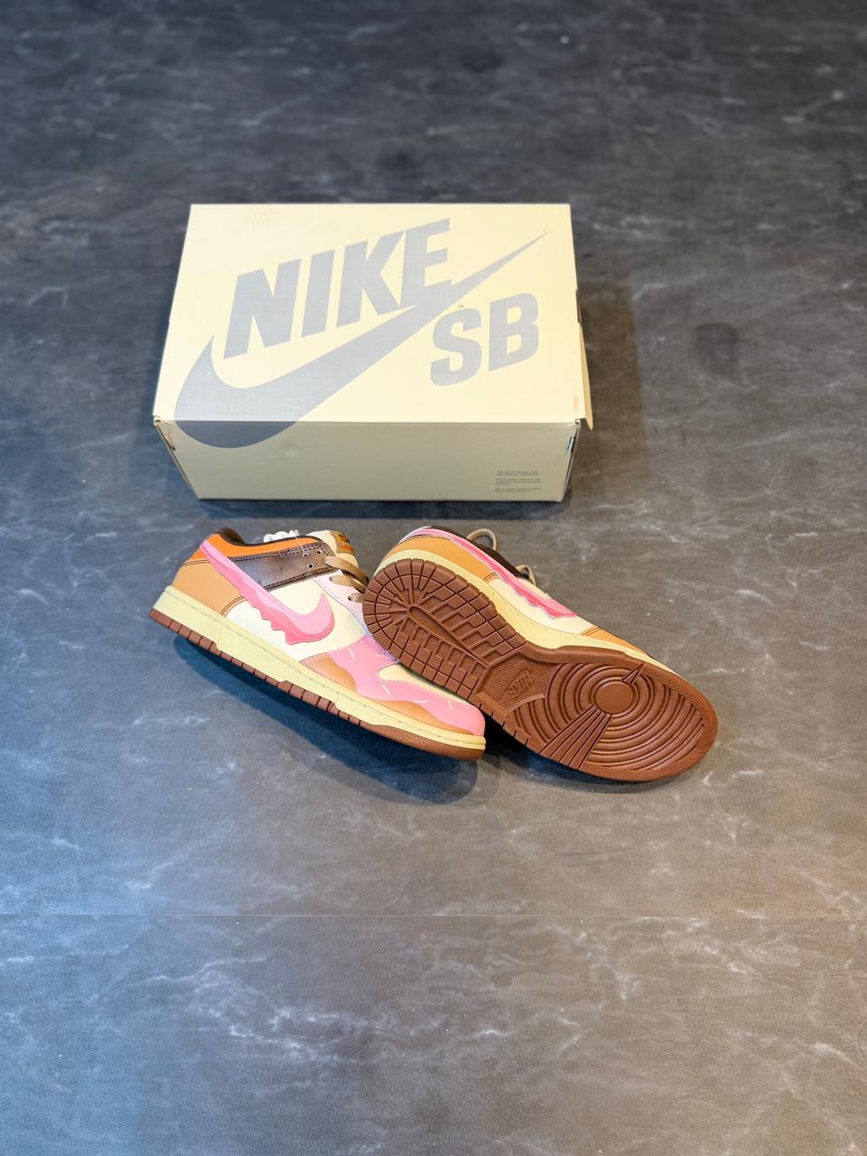 NIKE SB DUNK DUNKIN DONUTS